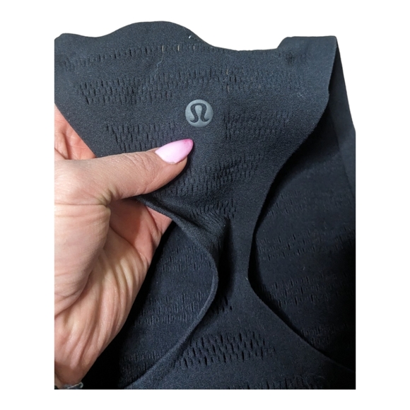 Lululemon seamless tank black lightweight EUC 4 - Picture 5 of 5